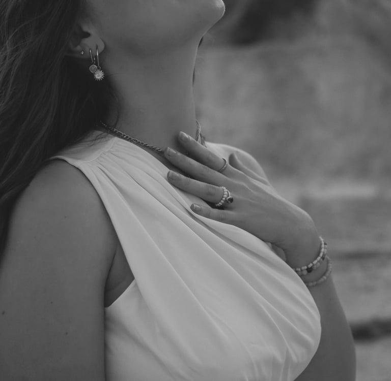 Frau legt Hand aufs Herz in achtsamem Moment