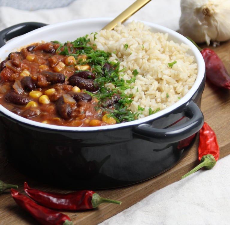 Chili con Carne vegan: Eine herzhafte und würzige Bohnen-Gemüse-Eintopf, vollgepackt mit Aromen aus 