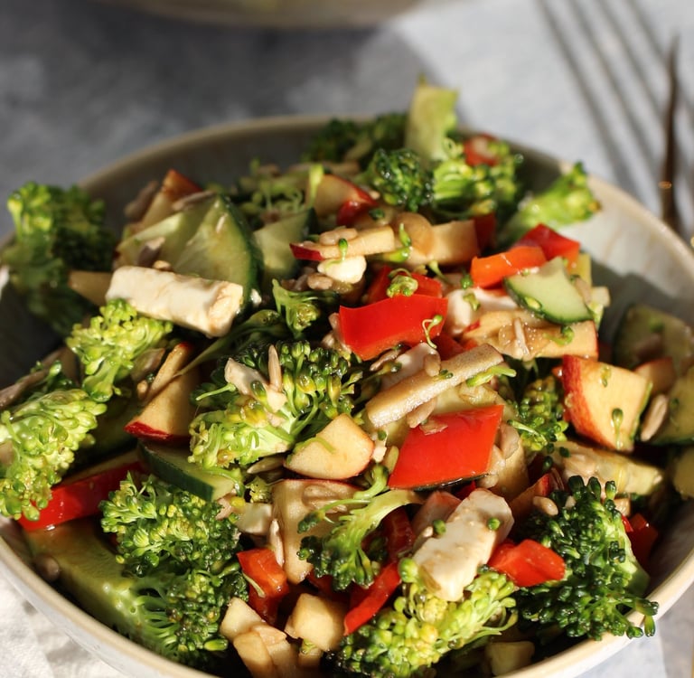 Ein frischer Brokkolisalat - einfach, schmackhaft und wohlschmeckend. Ein Genuss!