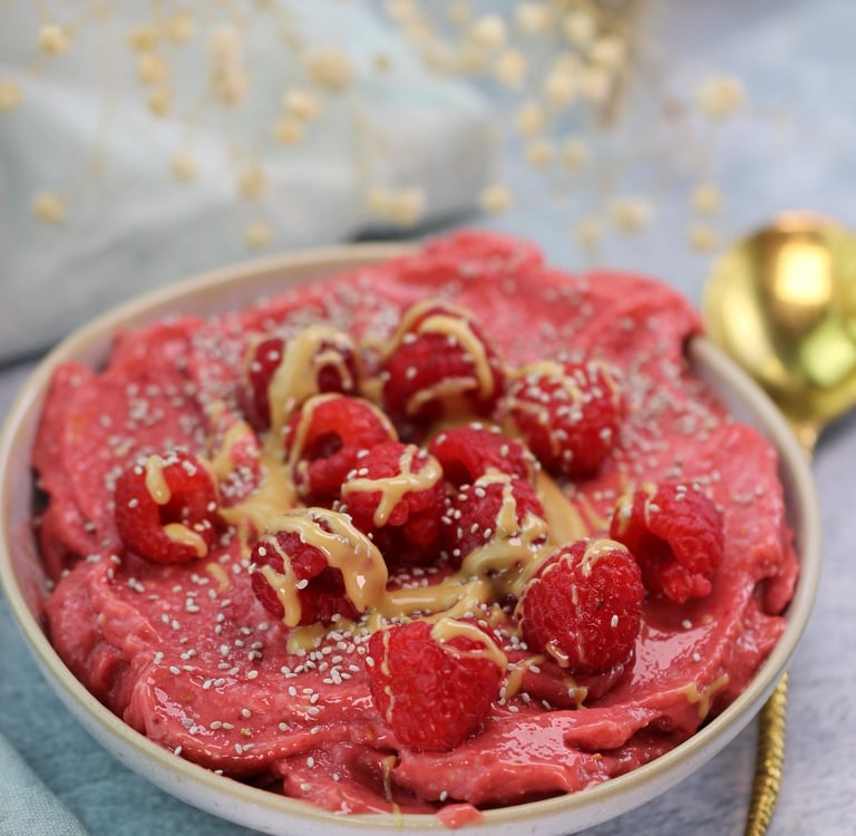 Himbeer-Mango Nicecream mit Cashewkernen, Ahornsirup - perfekt für heiße Somertage