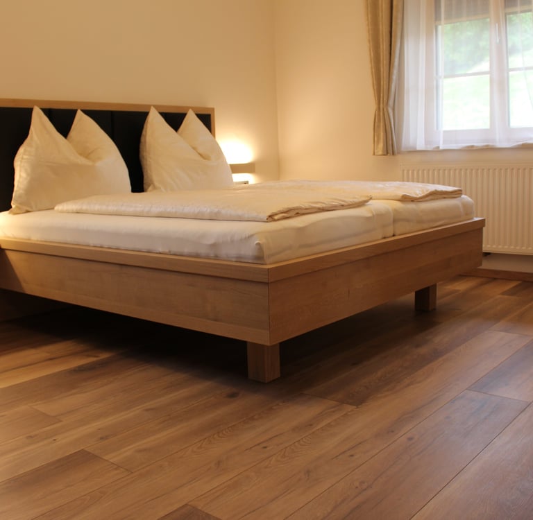 Schlafzimmer mit Doppelbett