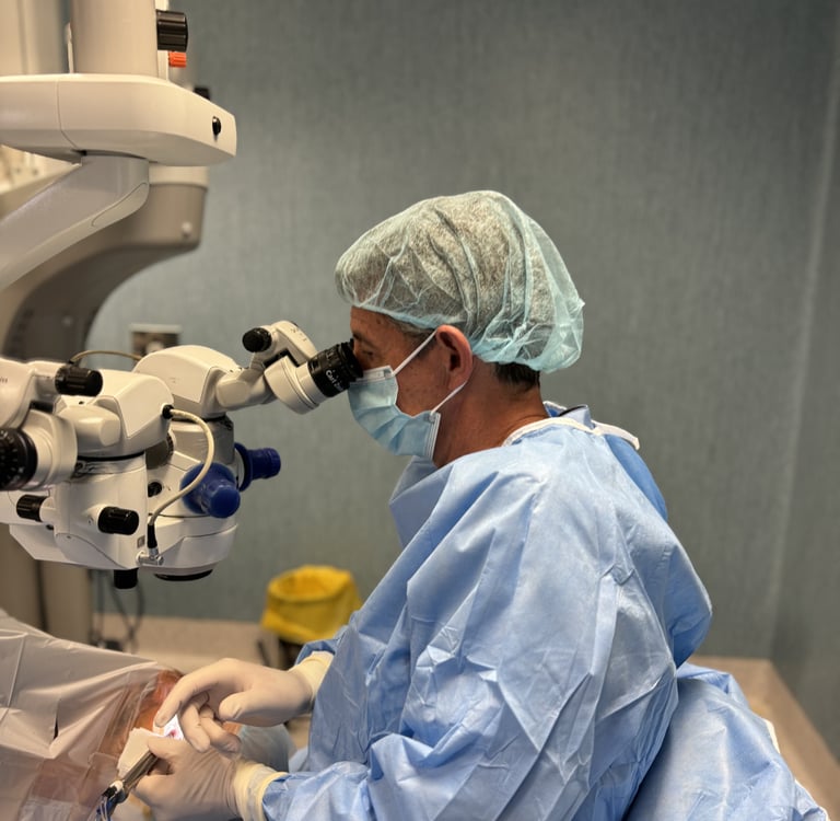 Dr Oftalnova realizando una intervención quirúrgica a un paciente