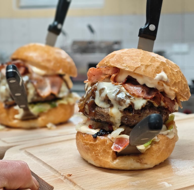 Baconburger z nabídky restaurace