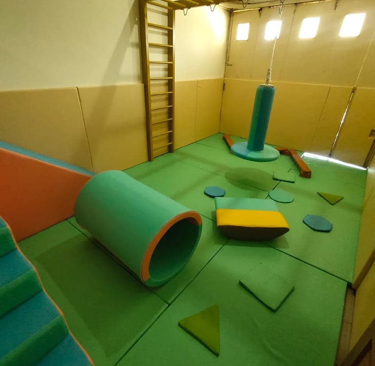 sebuah ruang terapi SI dengan warna Hijau