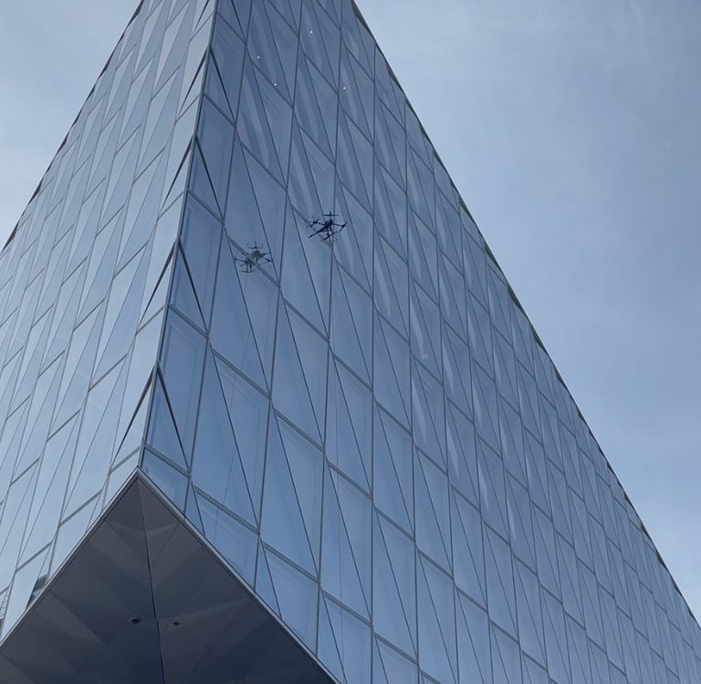 stiklinio pastato plovimas dronu