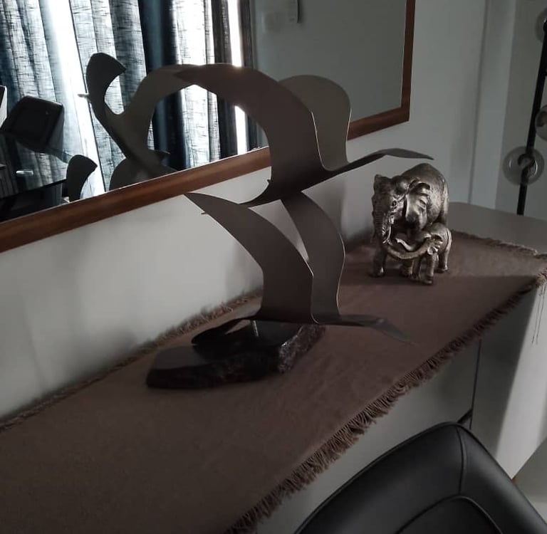 Sculpture design d’un oiseau minimaliste en métal noir, pièce artistique contemporaine