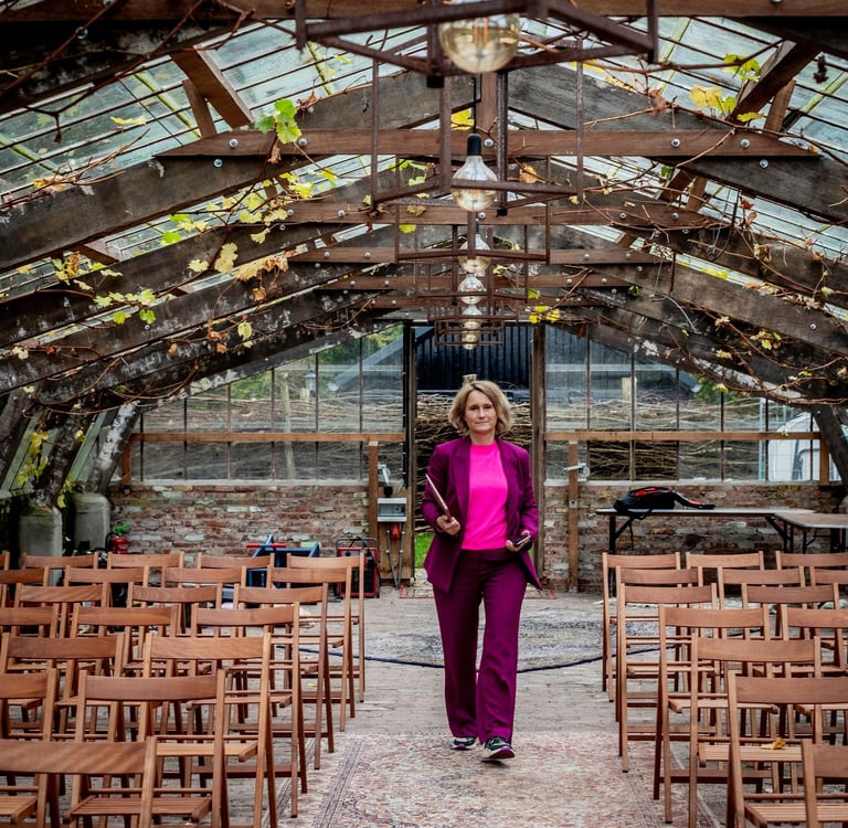 Esther van Wageningen begeleidt mensen in het Waardevol Werk traject, gericht op het verminderen van werkstress, herstellen v