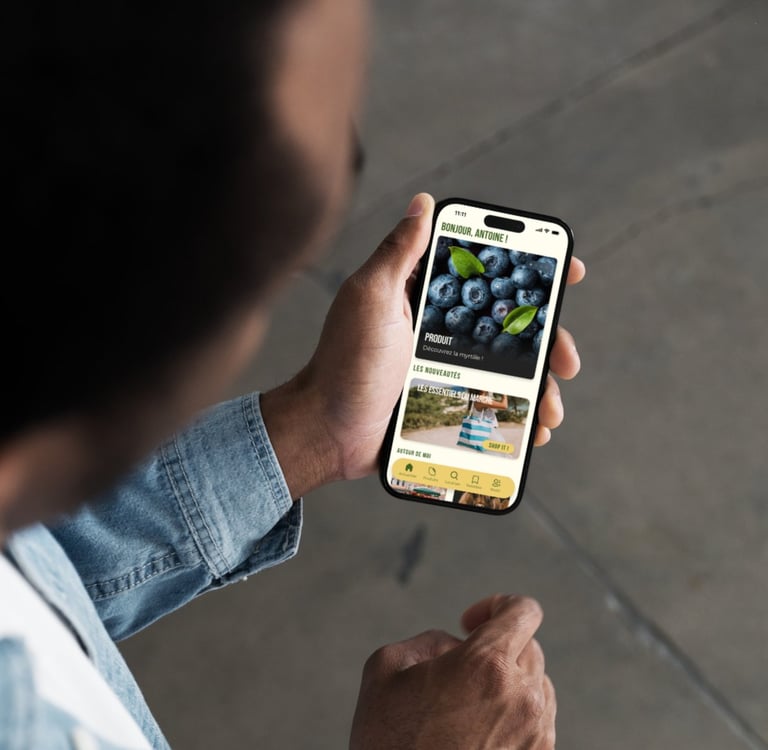 a man holding a cell phone phone in his hand