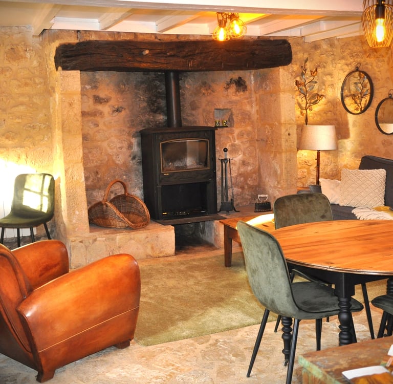 Salon avec poêle à bois