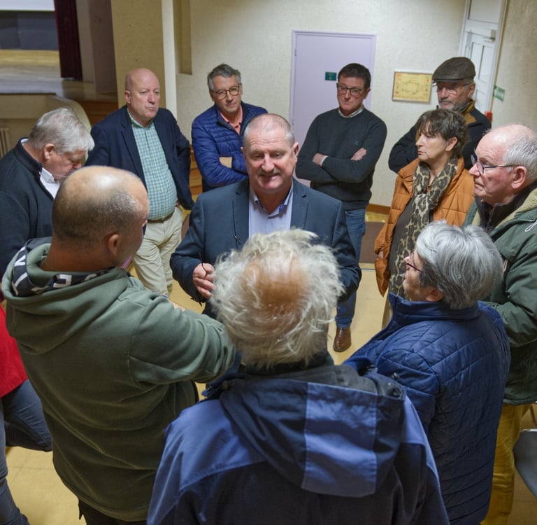 Échange entre le président de la communauté de communes et les habitants de Prétouville dans une sal
