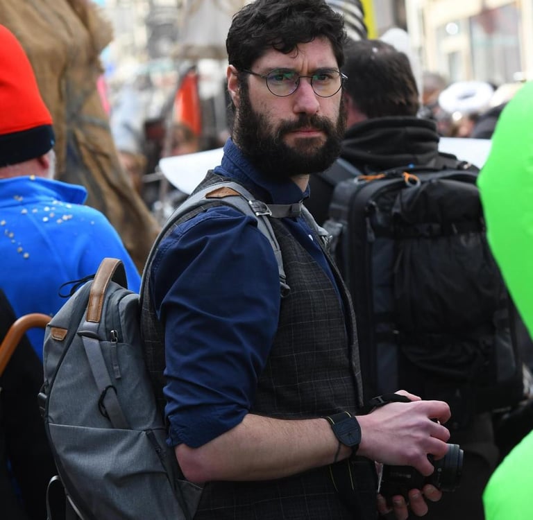 Gaëtan Colmart, photographe et correspondant local à Illiers-Combray, en reportage sur le terrain.
