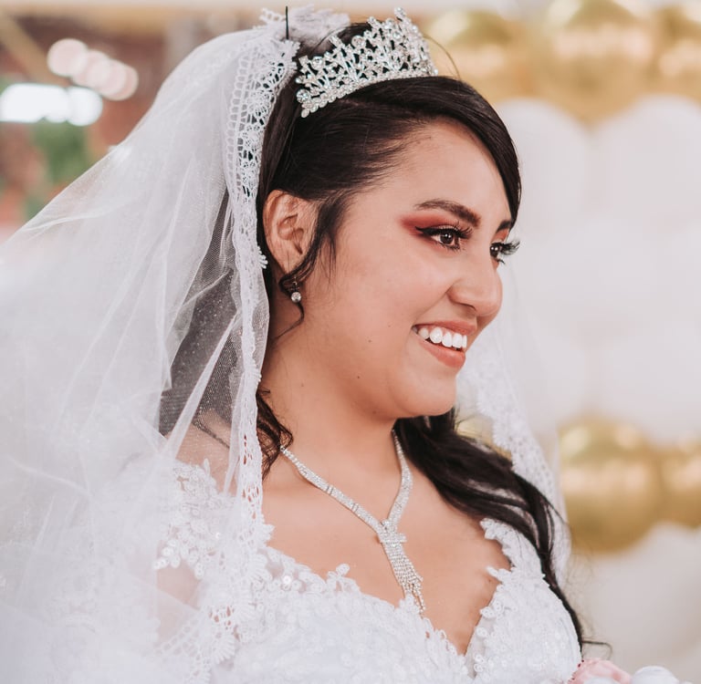 Retrato cercano de novia con ojos llorosos de la emoción en su boda Quito
