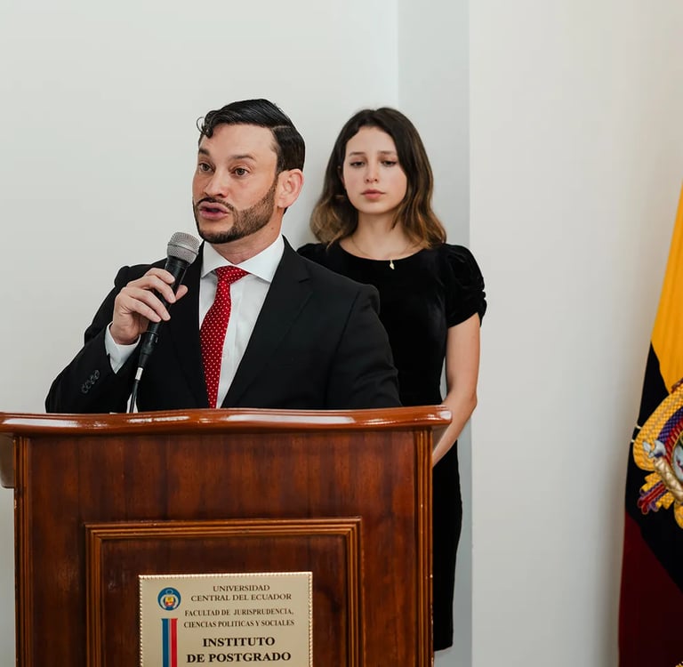 Rene Betancourt hablando en el pulpito de Universidad Central del Ecuador evento corporativo de inicio de maestría