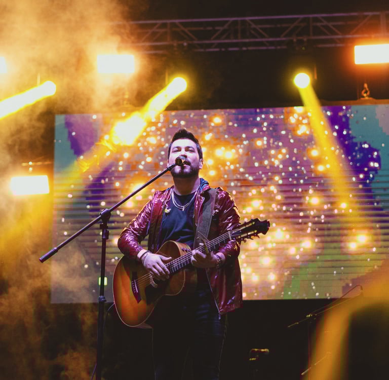 Fotógrafo profesional de eventos en Quito, Ecuador. Concierto CUMBAFEST concierto Daniel Páez luces amarillas en espectáculo