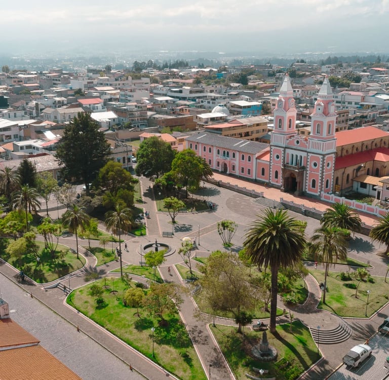 Fotografía aérea con dron de Quito parque central de Conocoto Iglesia