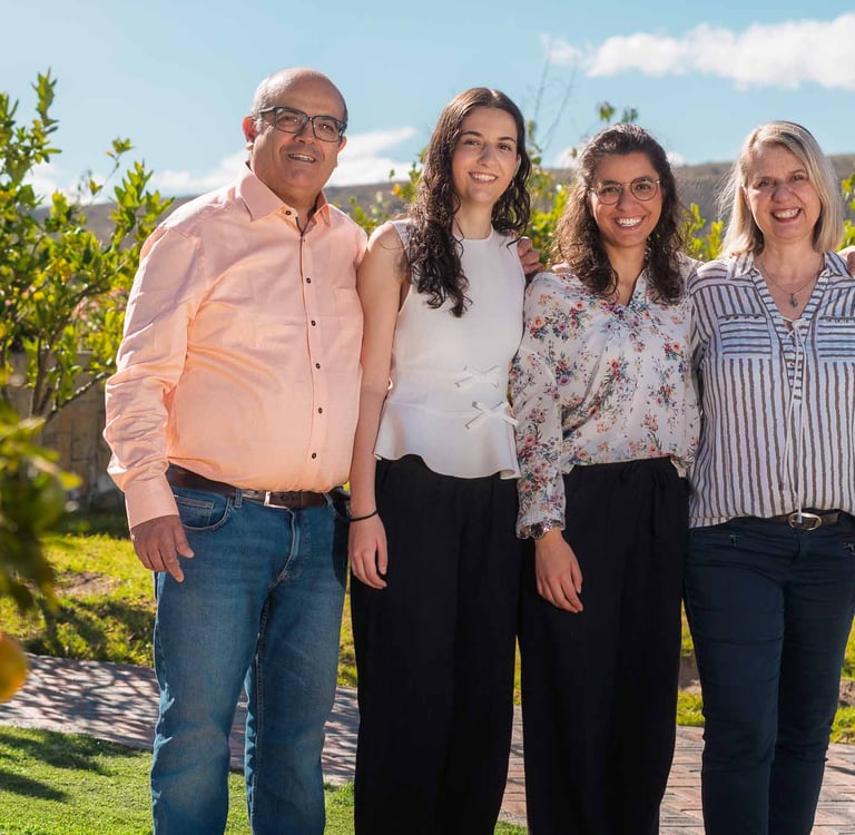 Sesión de fotos de retratos familiares en Quito, familia feliz en su casa