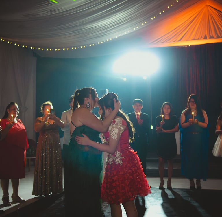 Baile de madre con su hija quinceañera en Quito, Ecuador, colores azul y naranja