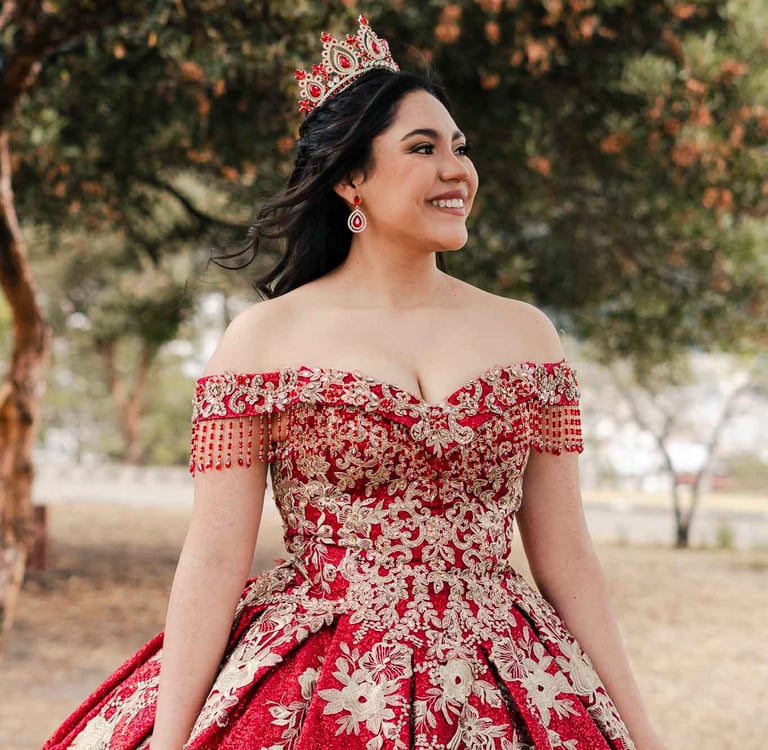 Hermoso retrato profesional de quinceaños con vestido rojo en Itchimbía Quito con naturaleza y sonrisa de felicidad