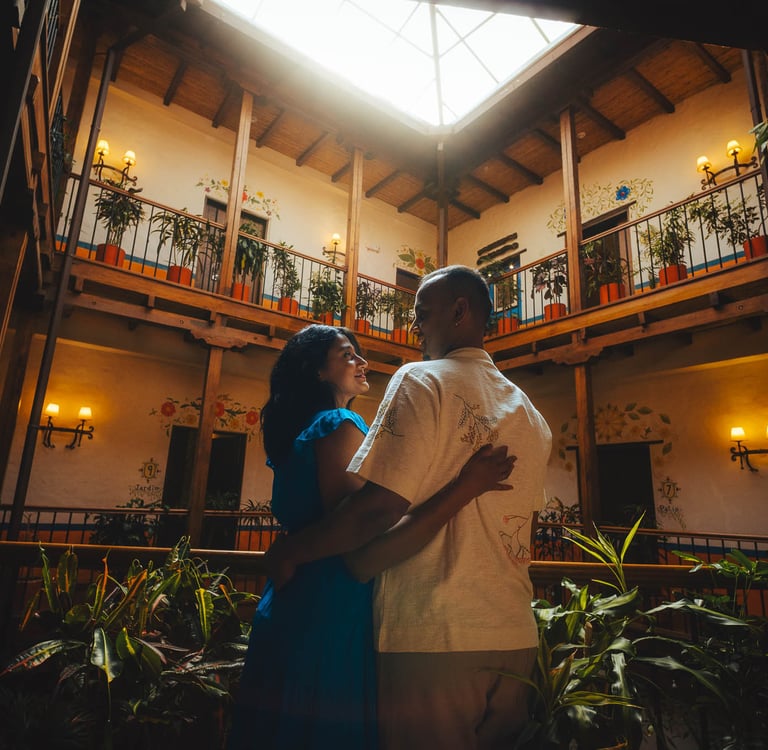 Fotografía turística profesional en Quito, retrato romántico en hotel de la ronda de Quito