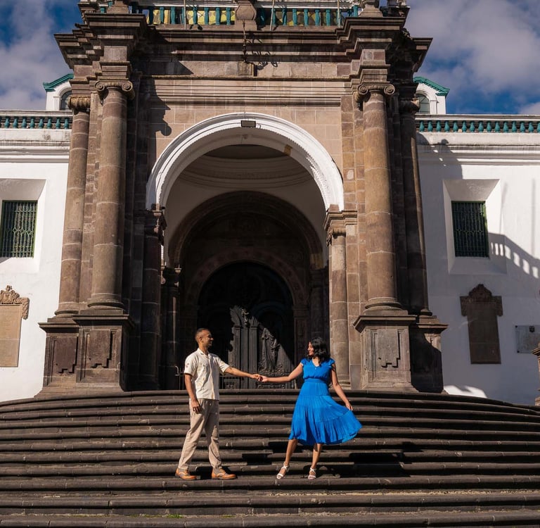 Fotografía turística profesional en Quito, retrato romántico tomados de la mano en catedral en centro histórico