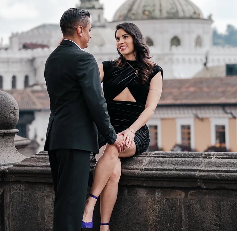 Retrato de pareja de recién comprometidos en frente de una iglesia del centro histórico de Quito