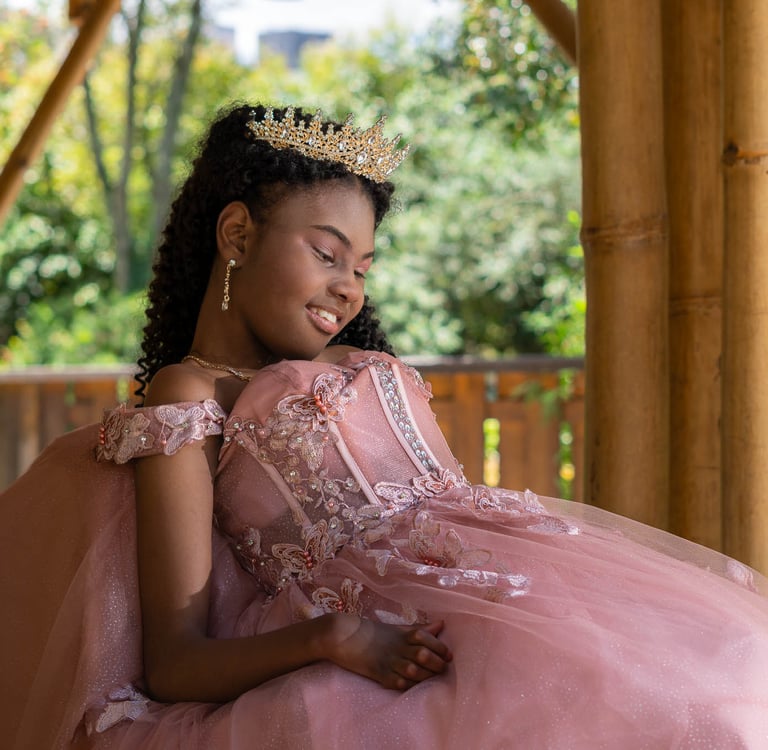 Sesión de fotografía profesional de 15 años inclusiva en el jardín botánico de Quito, Ecuador