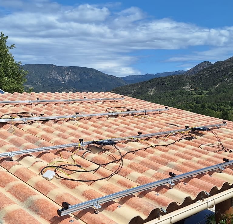 Installation des micro-onduleurs APsystems et mise à la terre sur carport en plaques PST à Mézel.