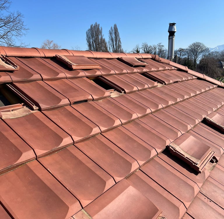 dépose des tuiles sur toiture pentue pour préparation d'une installation photovoltaïque de 9 kWc