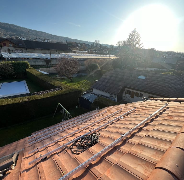 installation des rails pour panneaux solaires sur toiture pentue avant pose des panneaux photovoltaïques