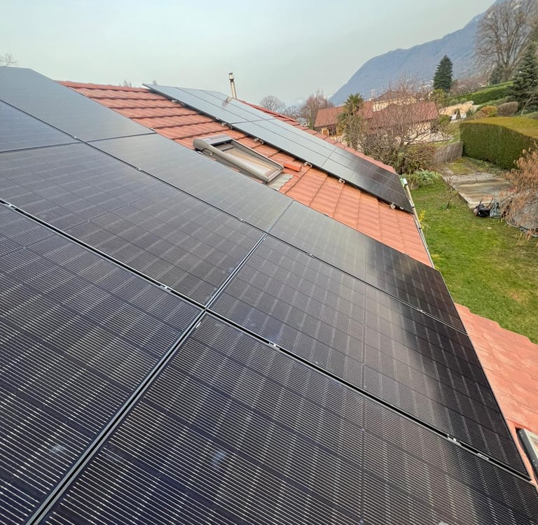 panneaux solaires installés sur toiture pentue avec velux lors d’une installation photovoltaïque de 9 kWc