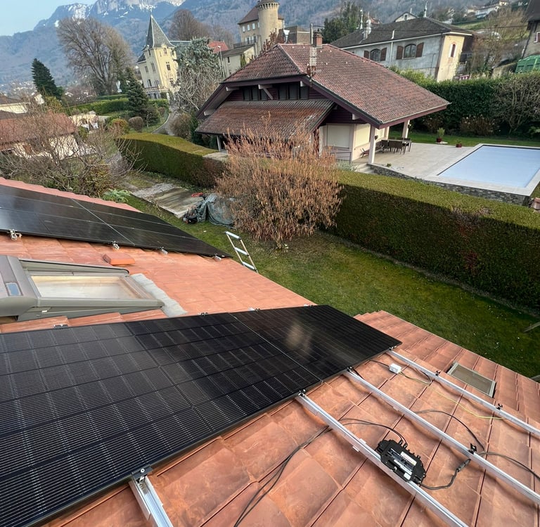 panneaux solaires avec micro-onduleur APSystems installés sur toiture pentue près du lac Léman