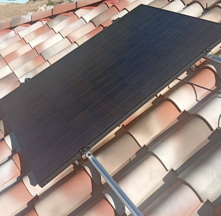 Premier panneau solaire posé sur toiture en tuiles à Lorgues (83), début de l’installation photovoltaïque