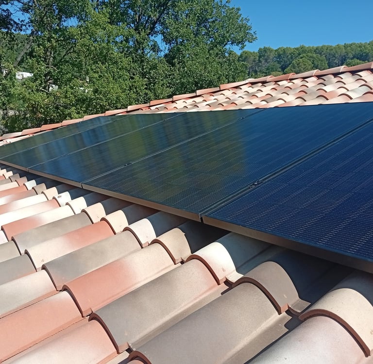 Panneaux photovoltaïques Voltec Solar intégrés sur toiture en tuiles à Lorgues dans le Var