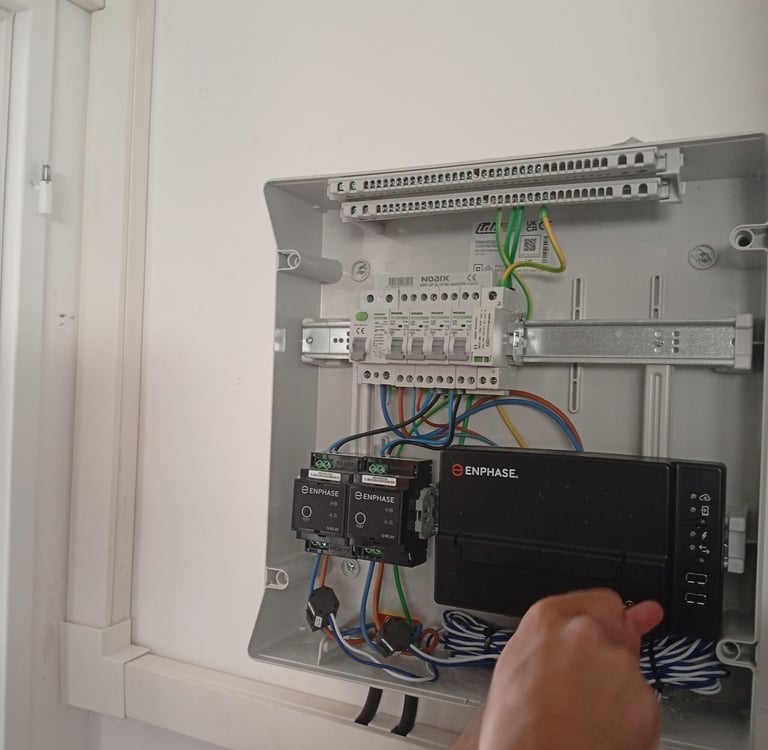 Branchement des modules Enphase dans le coffret électrique photovoltaïque à Lorgues