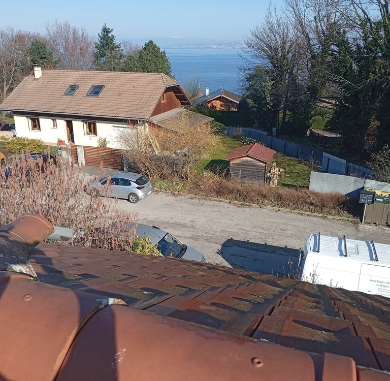 toiture de maison avant installation solaire avec vue sur le lac Léman en Haute-Savoie