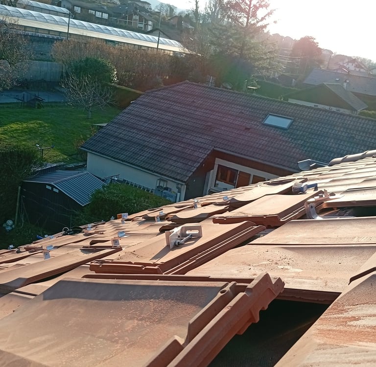 préparation de la toiture pentue avec dépose des tuiles avant installation solaire de 9 kWc