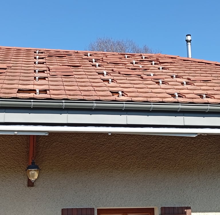 pose des crochets de fixation pour panneaux solaires sur toiture en tuiles avant installation photovoltaïque