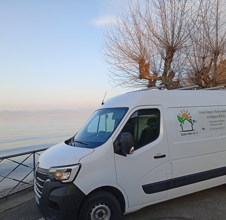 camion Solaire France Eco face au lac Léman lors d’un chantier d’installation photovoltaïque en Haute-Savoie