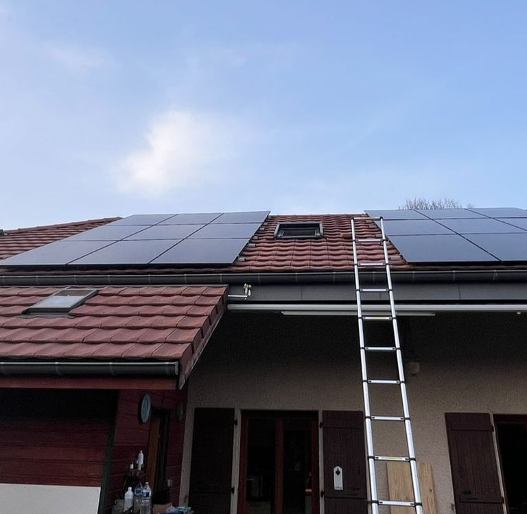 installation solaire 9 kWc sur toiture pentue avec panneaux photovoltaïques autour d'un Velux face au lac Léman