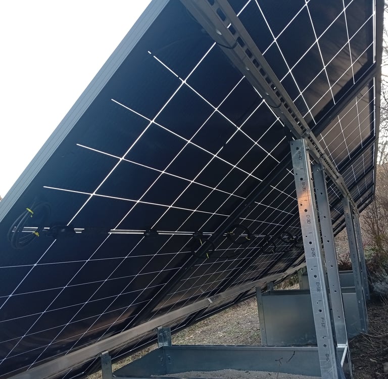 Vue arrière panneaux bifaciaux installés au sol sur structure lestée