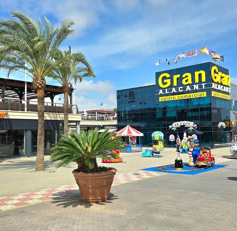 centro comercial gran alacant, bars, shops and restaurants.