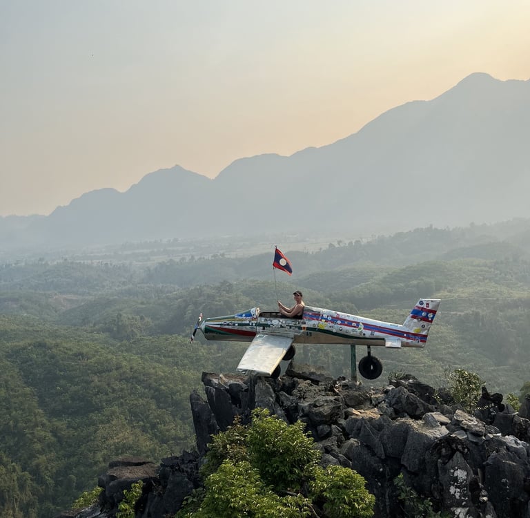Sarah dans un avion sur une montagne au Laos