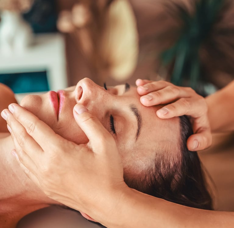 Emilia Tura wykonuje masaż twarzy w Jaworznie, metodą Lomi Lomi