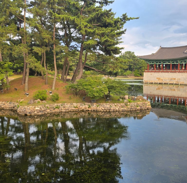 Wolji Pond and palace building