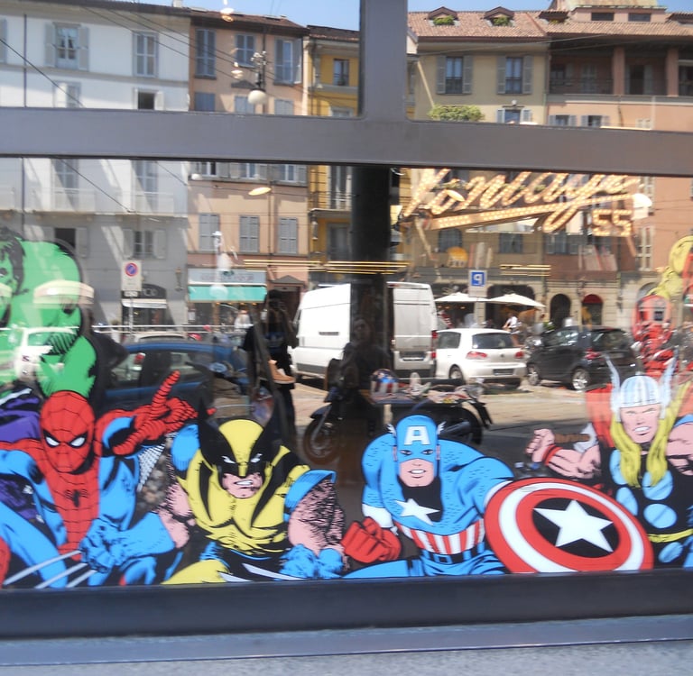 Decorazione vetrina con personaggi Marvel i stile 