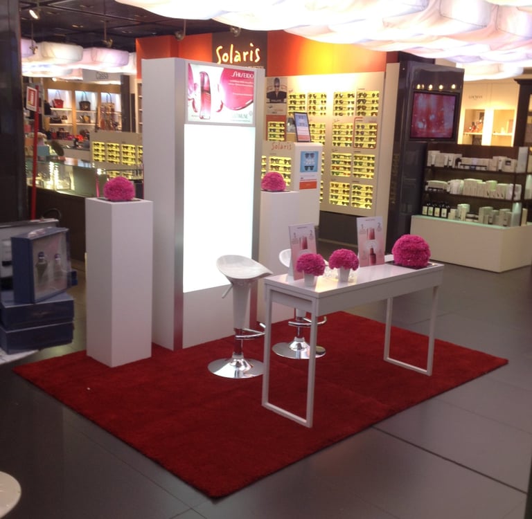 corner Shideido immerso in un'atmosfera raffinata, tappeto rosso, minimal, fiori- AMK Solutions