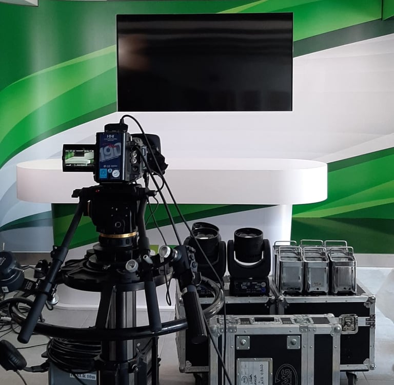 Pstazione tecnica per riprese video con cavalletto professionale, reflex, flight case su sfondo