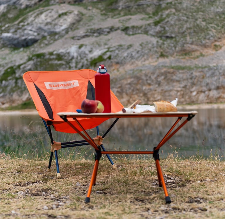 table et chaise summit dans un paysage de montagne