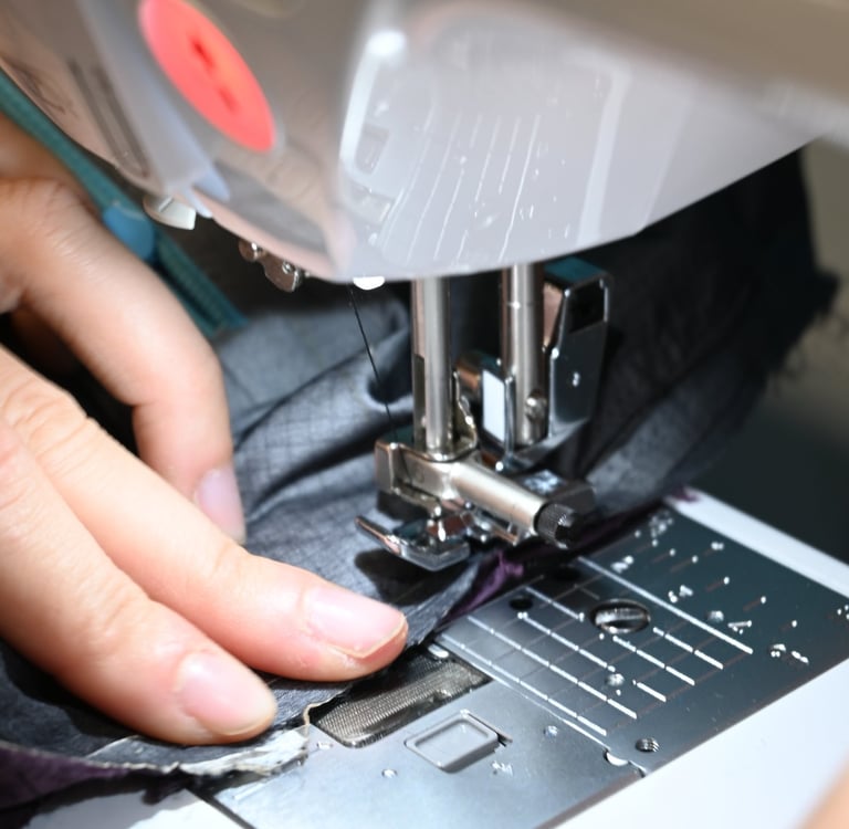 une personne est en train de coudre sur une machine à coudre