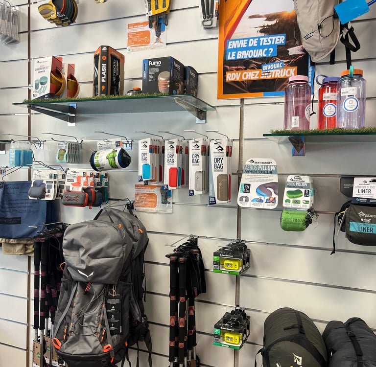 objets outdoor sur un mur de magasin